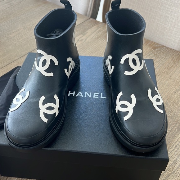 Chanel rain boots - Picture 4 of 13